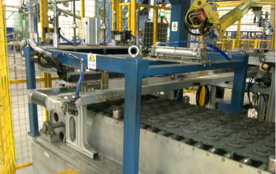 烧结炉进炉机器人排列上料系统 图1